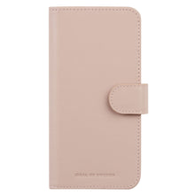 IDEAL OF SWEDEN Magnet Wallet+ pink dyrefri cover med magnetlukning til iPhone 13, 14 og 16e, logo præget på fronten.