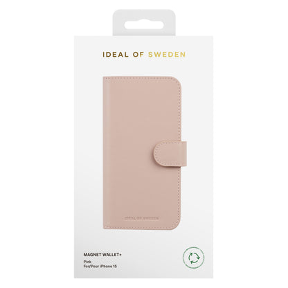 IDEAL OF SWEDEN Magnet Wallet+ pungcover til iPhone 15, pink med magnetlukning, vises i detailæske.