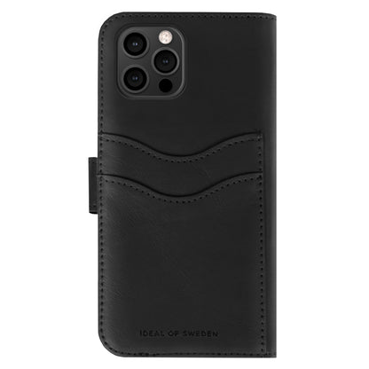 IDEAL OF SWEDEN Magnet Wallet+ sort lædercover til iPhone 12/12 Pro med kortholdere og præget logo.