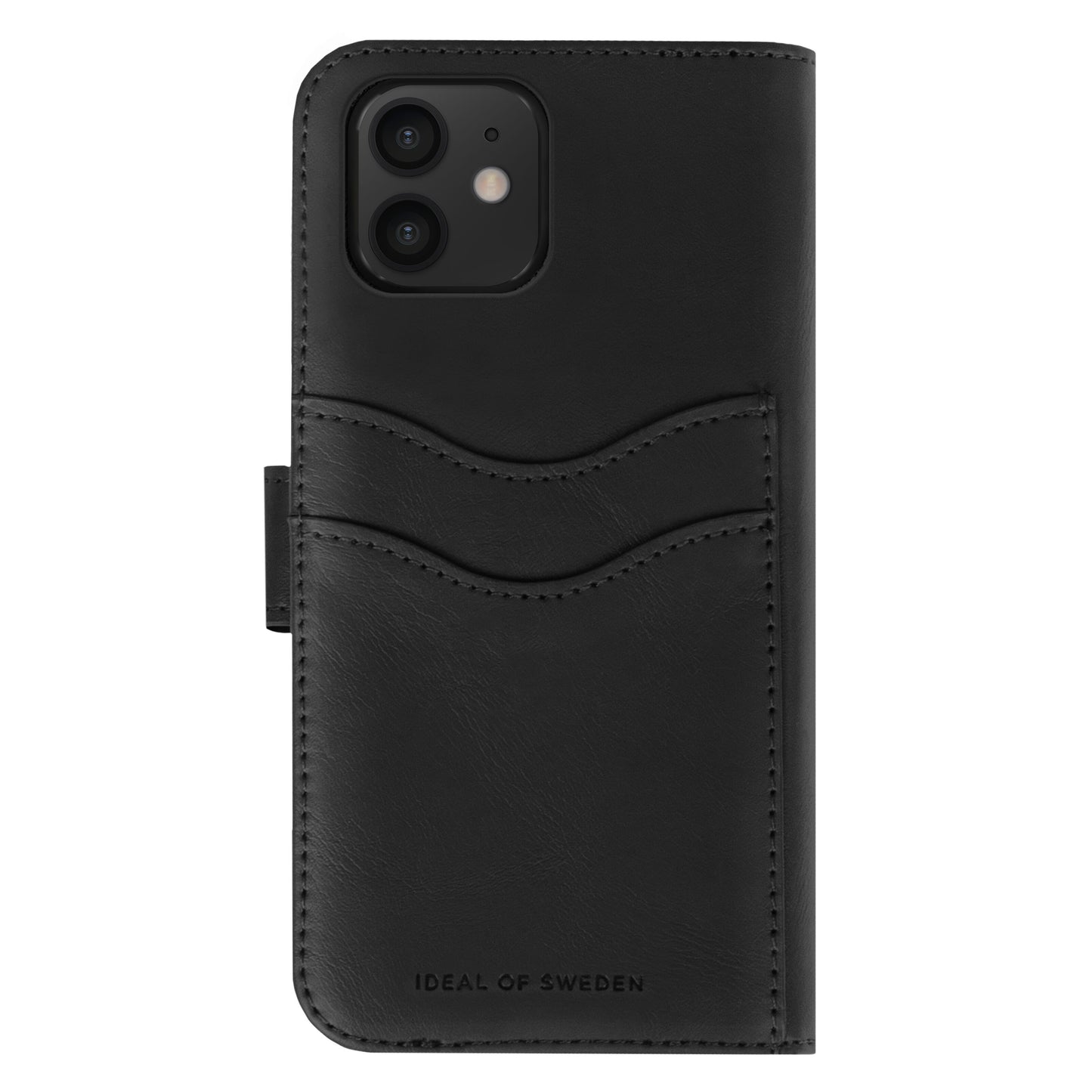 IDEAL OF SWEDEN Magnet Wallet+ i sort læder til iPhone 12/12 Pro med magnetluk, to kortlommer, kamerahul og logo nederst.