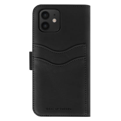 IDEAL OF SWEDEN Magnet Wallet+ i sort læder til iPhone 12/12 Pro med magnetluk, to kortlommer, kamerahul og logo nederst.