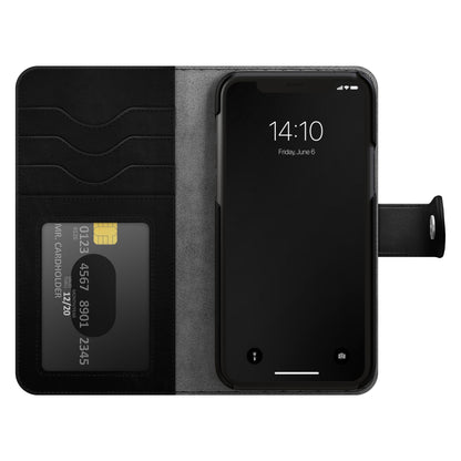 IPhone 12 i Magnet Wallet+ sort folio cover fra IDEAL OF SWEDEN med åbne kortholdere og dummykort MR. CARDHOLDER, klokken 14:10.