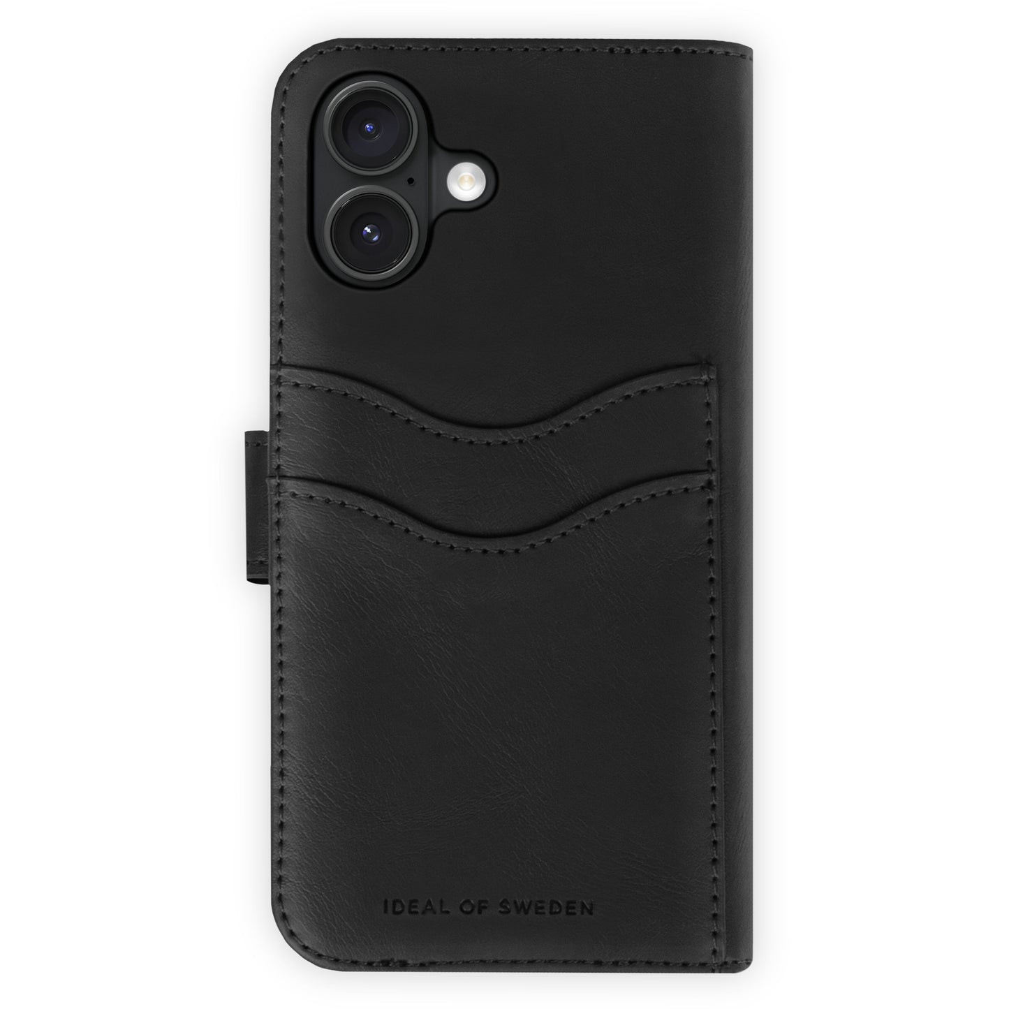 IDEAL OF SWEDEN Magnet Wallet+ pungcover iPhone 16 sort læder, to kortholdere, synlige syninger, kamerahul, logo nederst.