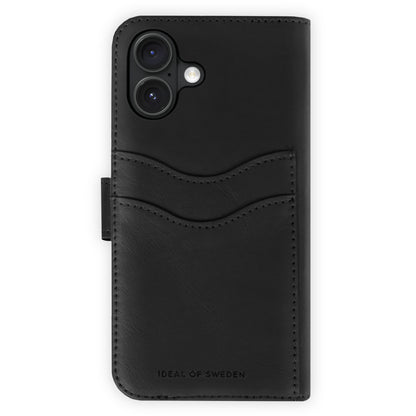 IDEAL OF SWEDEN Magnet Wallet+ pungcover iPhone 16 sort læder, to kortholdere, synlige syninger, kamerahul, logo nederst.