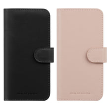 IDEAL OF SWEDEN Magnet Wallet+ pungcover til iPhone 16 sort og pink med rem-lås og præget logo nederst.