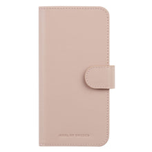 IDEAL OF SWEDEN Magnet Wallet+ pink pung-etui til iPhone 16 med magnetisk flaplukning og logo præget på fronten.