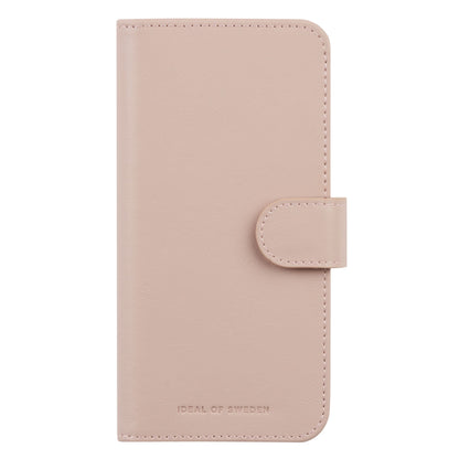 IDEAL OF SWEDEN Magnet Wallet+ pink pung-etui til iPhone 16 med magnetisk flaplukning og logo præget på fronten.