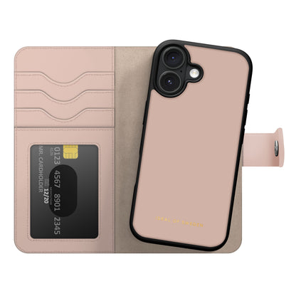 IDEAL OF SWEDEN Magnet Wallet+ pungcover til iPhone 16 Pink med kortholder, ID-vindue, aftageligt magnetisk cover, gulddetalje.