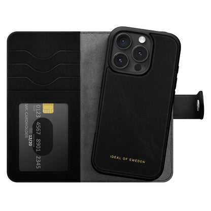 IDEAL OF SWEDEN Magnet Wallet+ sort cover til iPhone 16 Pro, kortholder, guldlogo indeni, plads til tre kameralinser.