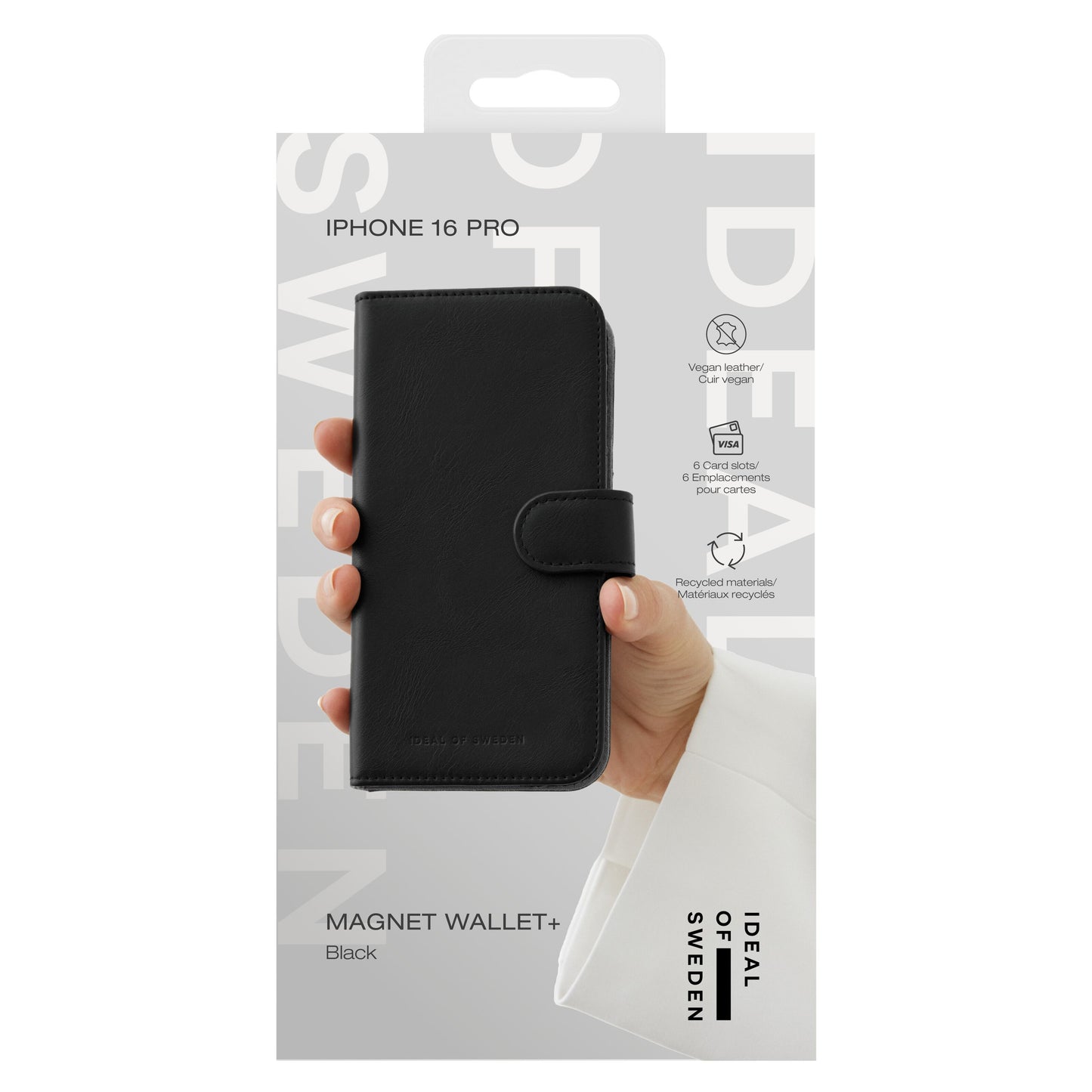 IDEAL OF SWEDEN Magnet Wallet+ pungcover til iPhone 16 Pro sort, vises foran emballage med info om vegansk læder og genbrugsmaterialer.