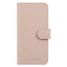 IDEAL OF SWEDEN Magnet Wallet+ iPhone 16 Pro pungcover i lyserødt faux læder med magnetlukning og præget logo.