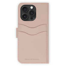 IDEAL OF SWEDEN Magnet Wallet+ iPhone 16 Pro cover pink med to kortlommer bagpå og præget logo nederst.