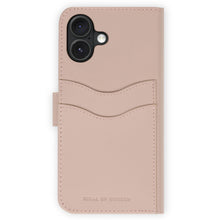 IDEAL OF SWEDEN Magnet Wallet+ iPhone 17 pungcover lyserød med to kortlommer og "IDEAL OF SWEDEN"-præget.