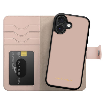 IDEAL OF SWEDEN Magnet Wallet+ iPhone 17 pungcover lyserød, magnetisk front, kortlommer, logo i guldtekst.