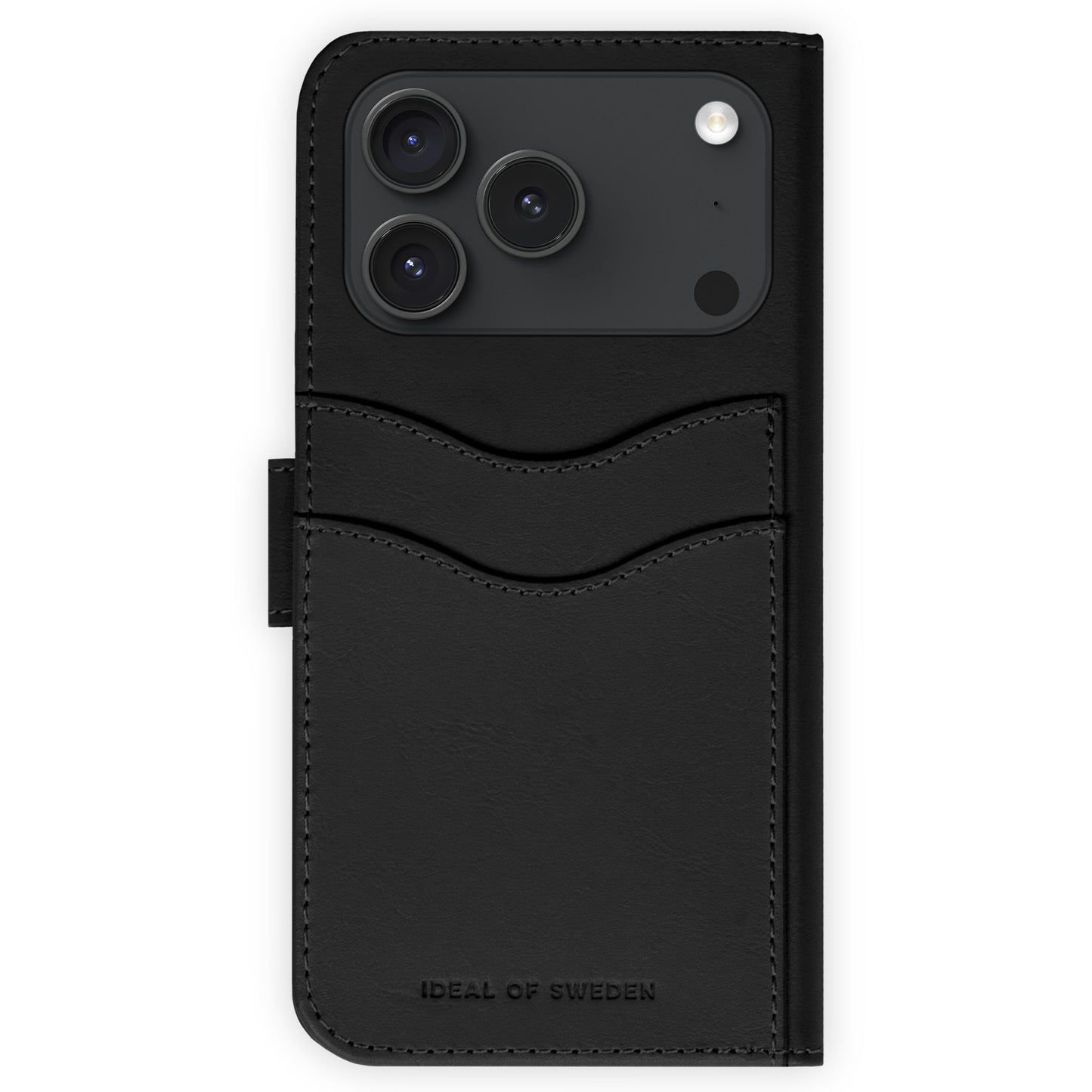 IDEAL OF SWEDEN Magnet Wallet+ iPhone 17 Pro pungcover sort læder med tre kortholderlommer, kamerahul, præget logo.
