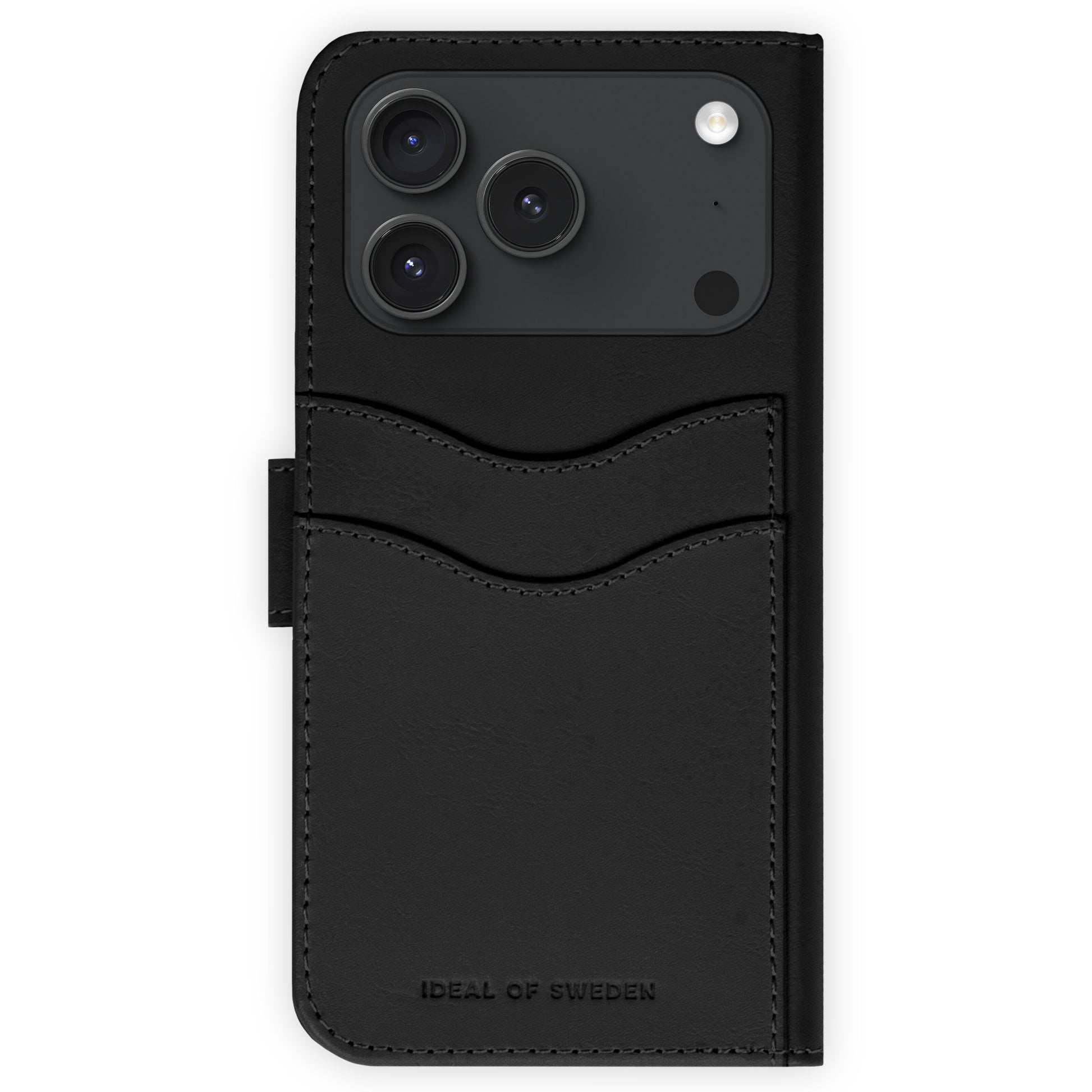 IDEAL OF SWEDEN Magnet Wallet+ iPhone 17 Pro pungcover sort læder med tre kortholderlommer, kamerahul, præget logo.