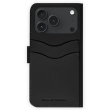 IDEAL OF SWEDEN Magnet Wallet+ iPhone 17 Pro pungcover sort læder med tre kortholderlommer, kamerahul, præget logo.