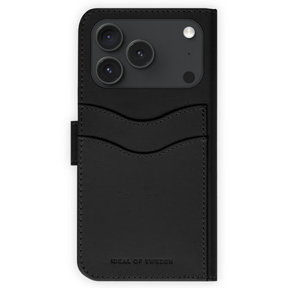 IDEAL OF SWEDEN Magnet Wallet+ iPhone 17 Pro pungcover sort læder med tre kortholderlommer, kamerahul, præget logo.