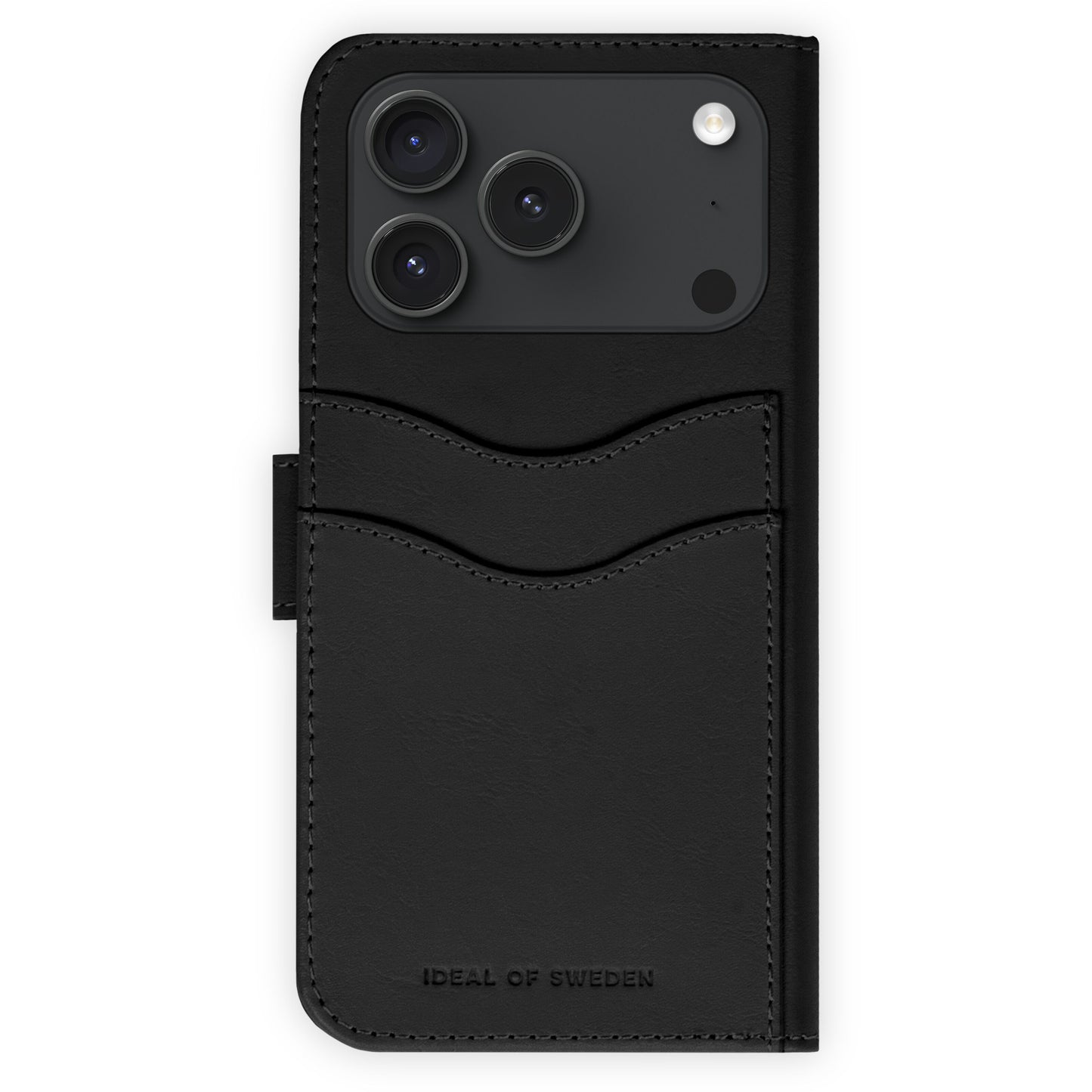 IDEAL OF SWEDEN Magnet Wallet+ sort iPhone 17 Pro Max pungcover med kortholder, kamerahul og præget logo på forsiden.