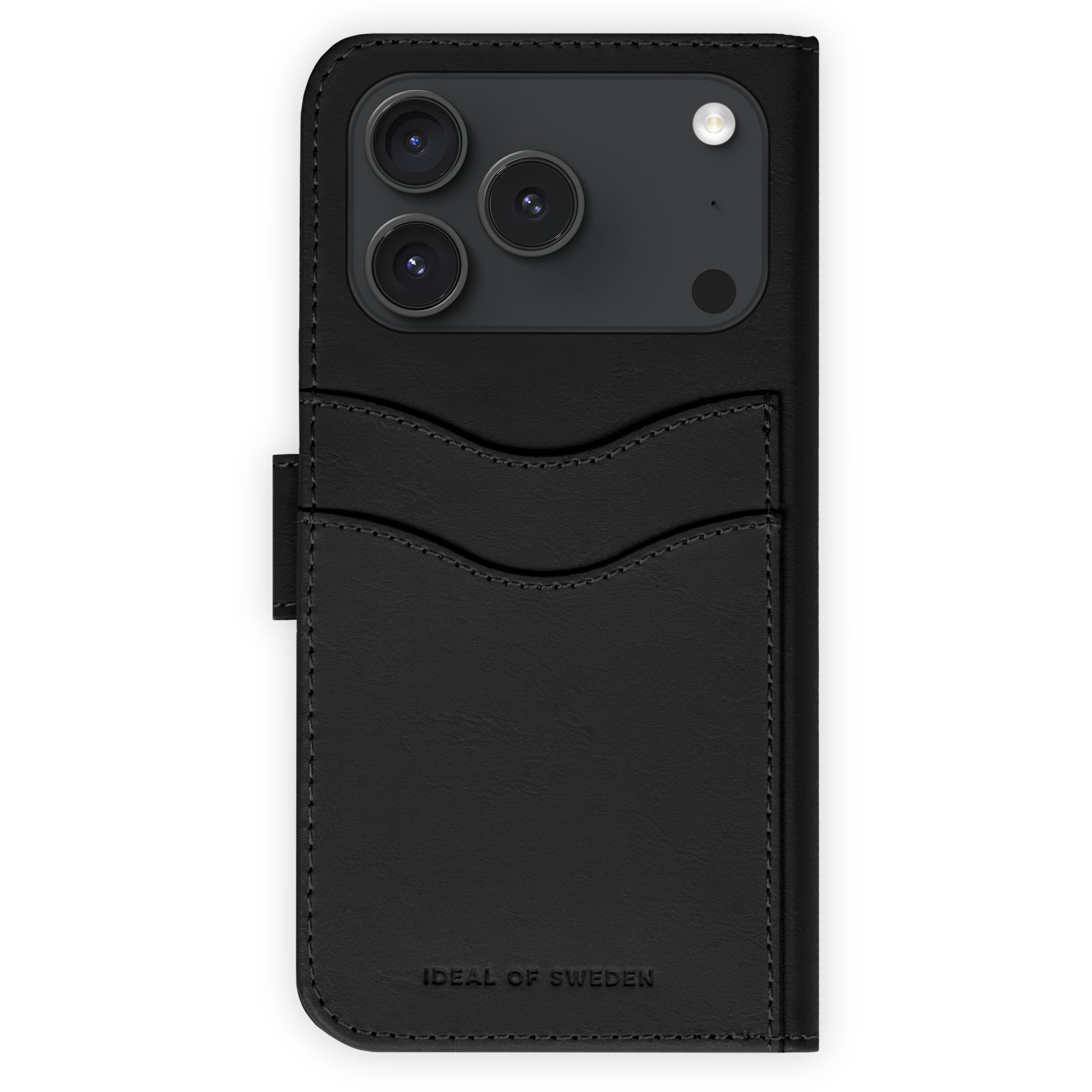 IDEAL OF SWEDEN Magnet Wallet+ sort iPhone 17 Pro Max pungcover med kortholder, kamerahul og præget logo på forsiden.