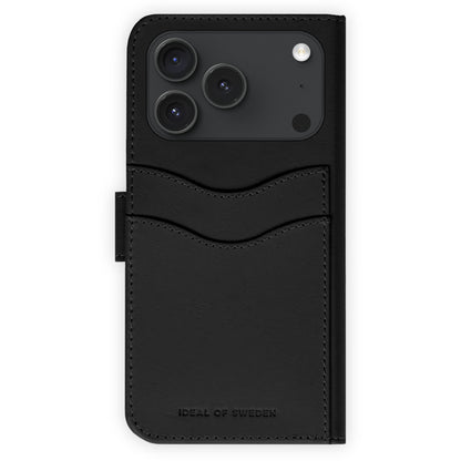 IDEAL OF SWEDEN Magnet Wallet+ sort iPhone 17 Pro Max pungcover med kortholder, kamerahul og præget logo på forsiden.