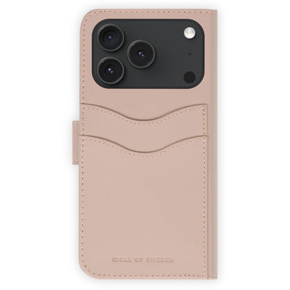 IDEAL OF SWEDEN Magnet Wallet+ pink læder cover til iPhone 17 Pro, to kortlommer bagpå, til tre kameraer og flash, præget logo.