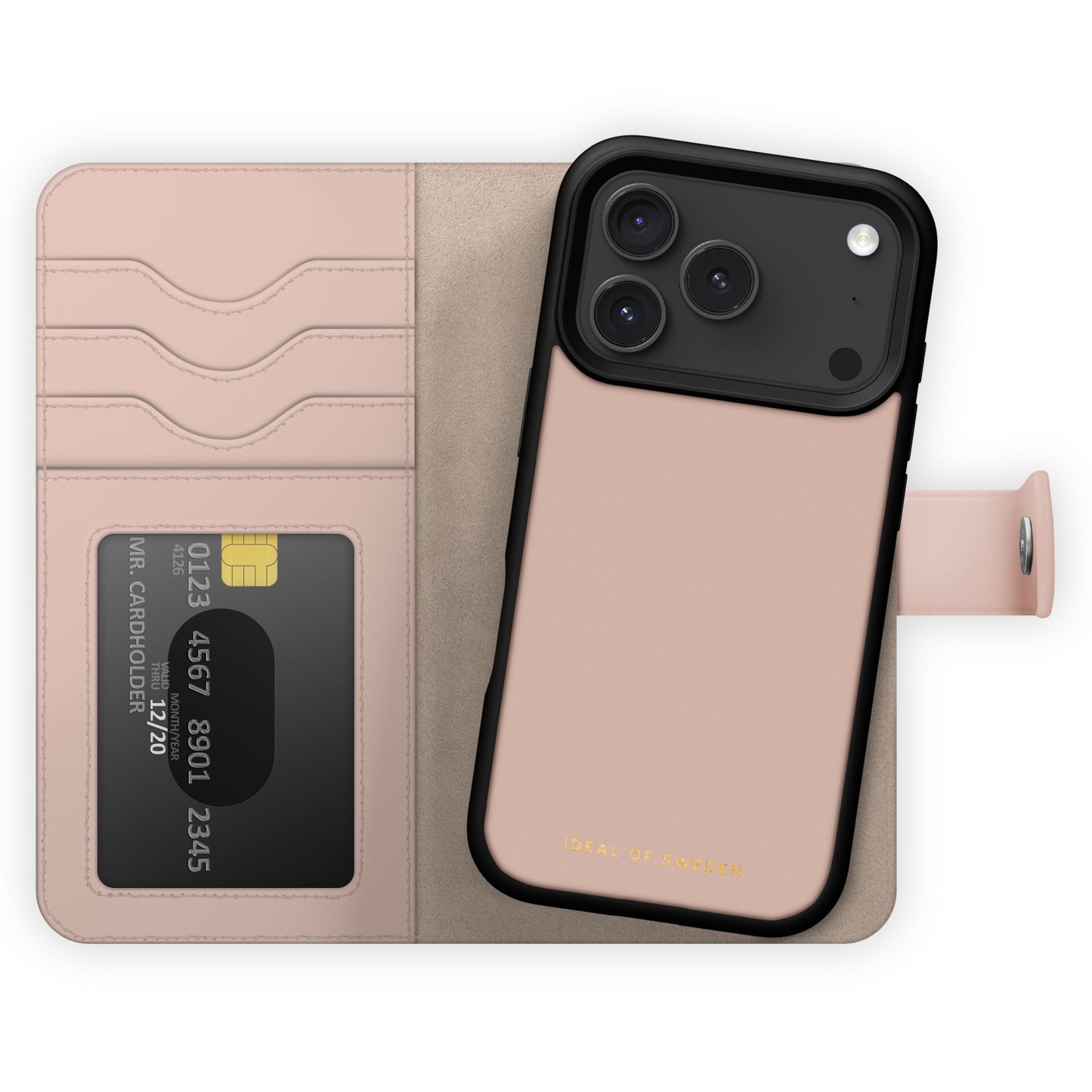 IDEAL OF SWEDEN Magnet Wallet+ pungcover til iPhone 17 Pro pink, åbent med kortholdere, kreditkort og guldlogo nederst.