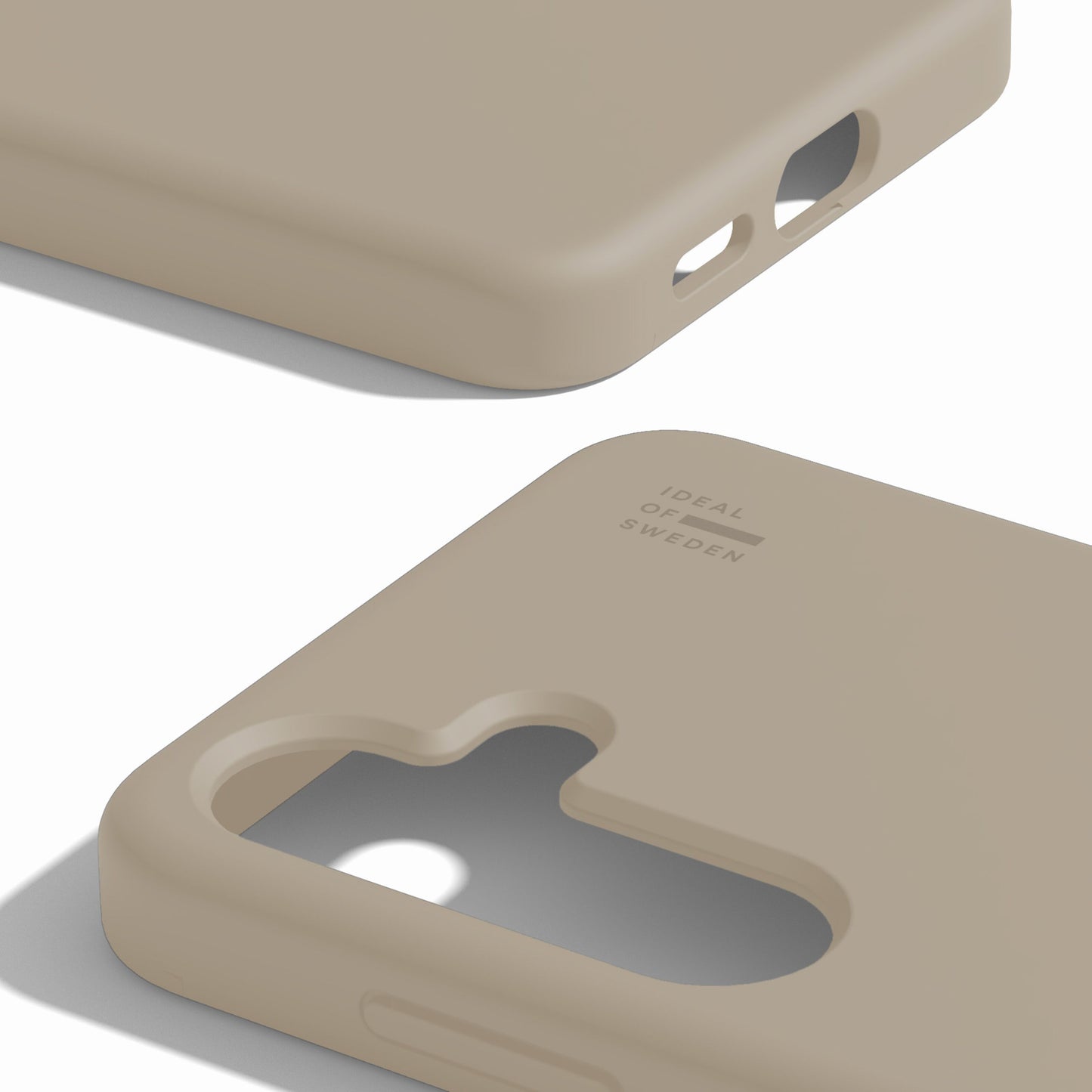 To beige IDEAL OF SWEDEN Silicone MagSafe Covers til Galaxy S24/S25 med udskæringer til kamera og porte, logo præget.