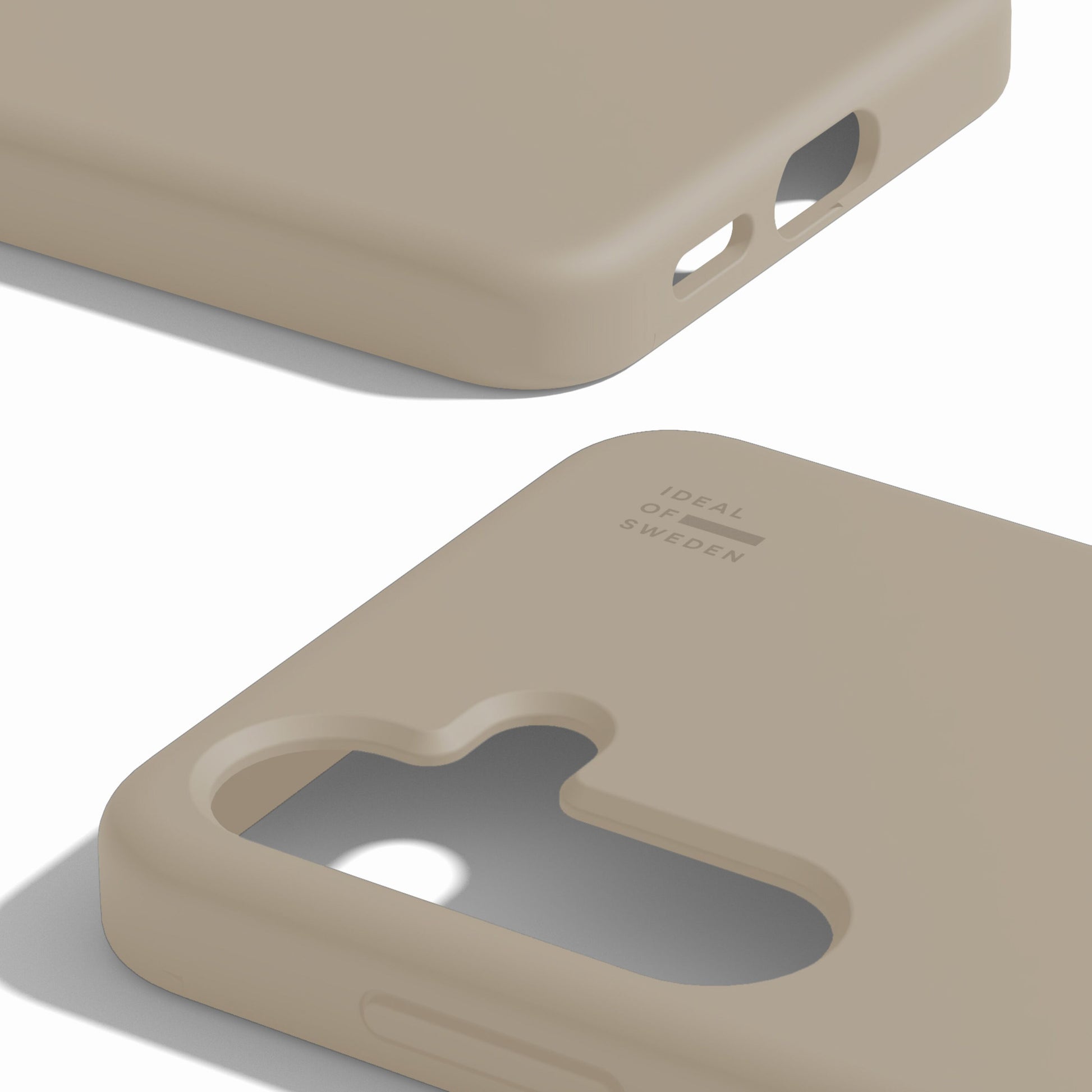 To beige IDEAL OF SWEDEN Silicone MagSafe Covers til Galaxy S24/S25 med udskæringer til kamera og porte, logo præget.