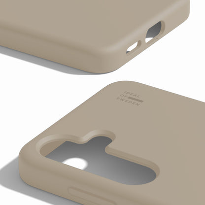 To beige IDEAL OF SWEDEN Silicone MagSafe Covers til Galaxy S24/S25 med udskæringer til kamera og porte, logo præget.
