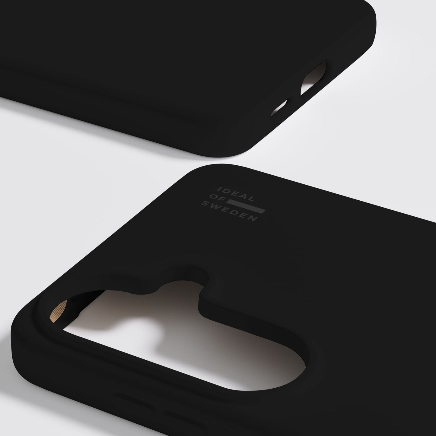 At sortere IDEAL OF SWEDEN silikone MagSafe covers til Galaxy S26 med kamerahul, branding, opladerport og knapper.