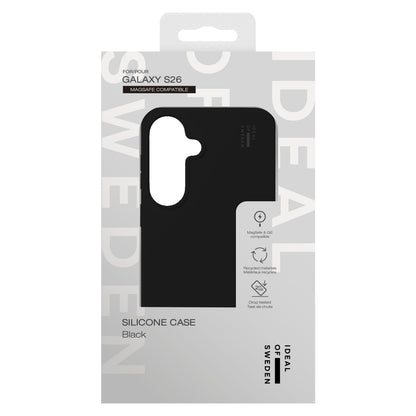 IDEAL OF SWEDEN Silikone MagSafe Cover Galaxy S26 sort i hvid/grå æske med tydelig "MAGSAFE COMPATIBLE"-mærkning.