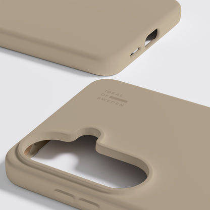 Til IDEAL OF SWEDEN Silikone MagSafe covers til Galaxy S26 i Perfect Beige, det ene med udskæring og præget logo.