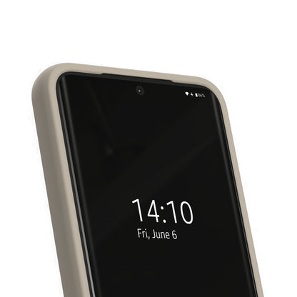 IDEAL OF SWEDEN Silikone MagSafe Cover Perfect Beige til Galaxy S26, vises fra lav vinkel på skærm med tid 14:10, dato 6. juni.