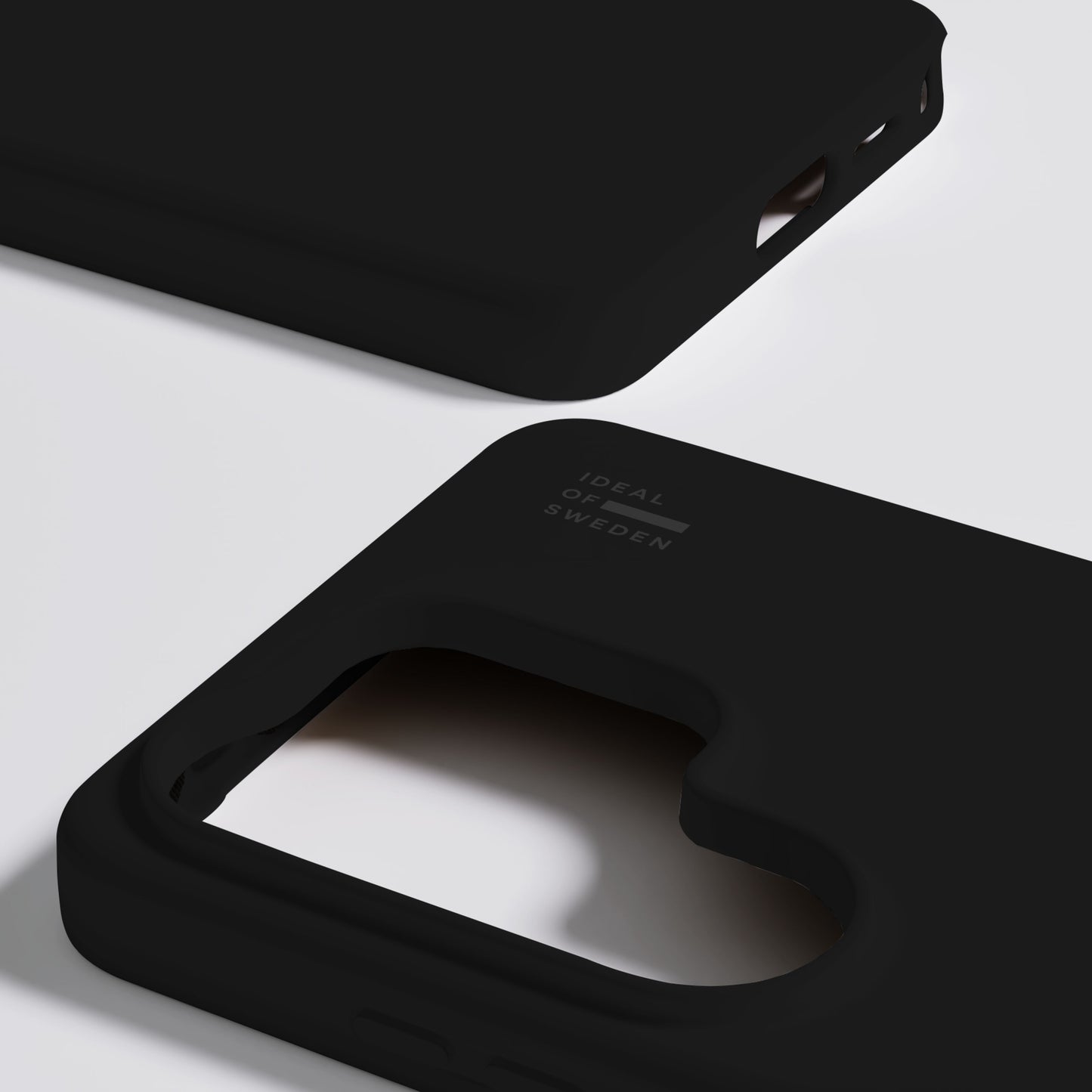 IDEAL OF SWEDEN Silicone MagSafe Cover til Galaxy S26 Ultra sort, sort logo indeni, to covers, én med rektangulært kamerahul.