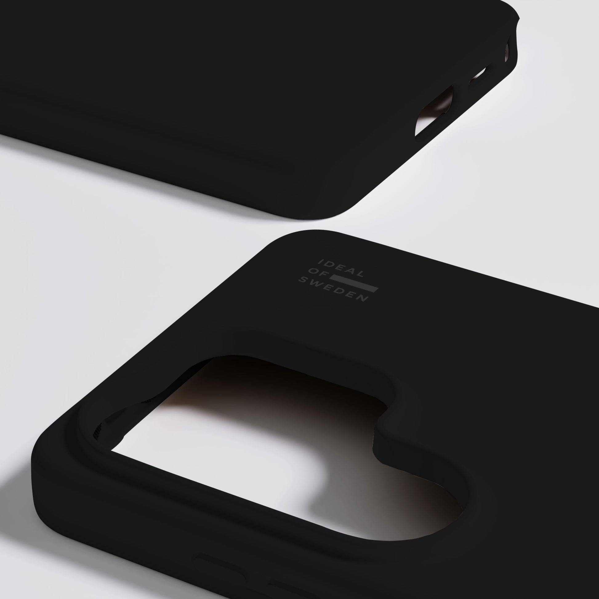 IDEAL OF SWEDEN Silicone MagSafe Cover til Galaxy S26 Ultra sort, sort logo indeni, to covers, én med rektangulært kamerahul.