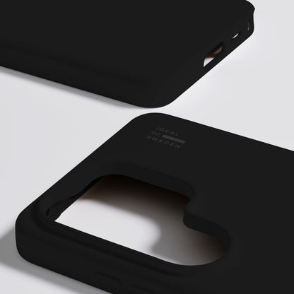 IDEAL OF SWEDEN Silicone MagSafe Cover til Galaxy S26 Ultra sort, sort logo indeni, to covers, én med rektangulært kamerahul.