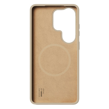 IDEAL OF SWEDEN Silicone MagSafe Cover til Galaxy S26 Ultra i beige, blød inderside, kameraudskæring, logo nederst.