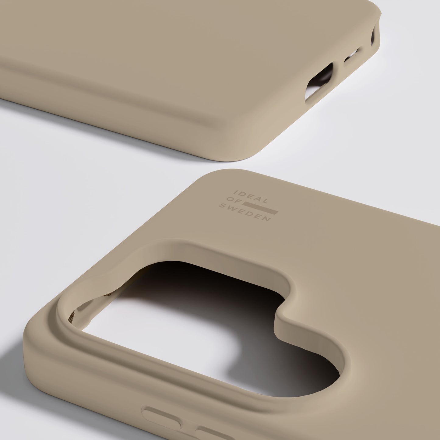 IDEAL OF SWEDEN Silicone MagSafe Cover Perfect Beige til Galaxy S26 Ultra med præcise kameraudskæringer og logo ved kameraet.