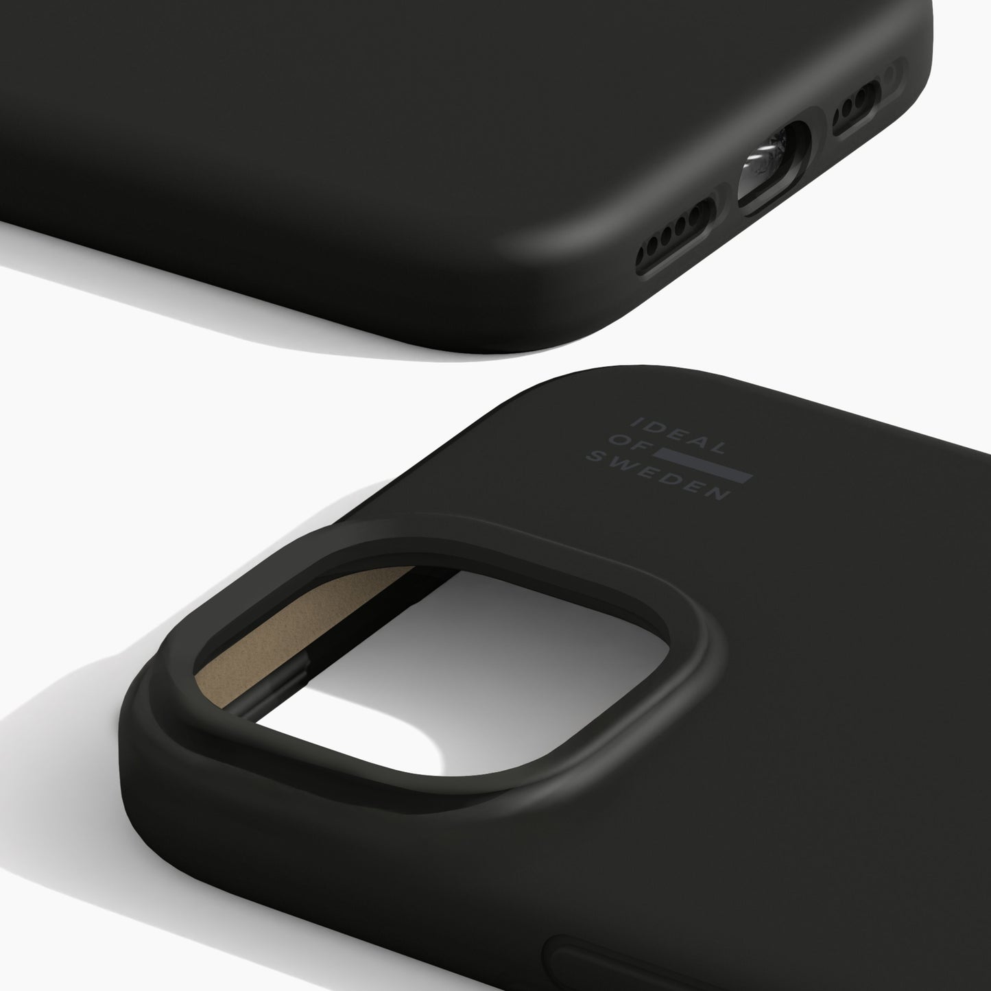 IDEAL OF SWEDEN Silicone MagSafe Cover sort til iPhone 13/14/15/16 med udskæringer til kamera, port, højtalere og logo.