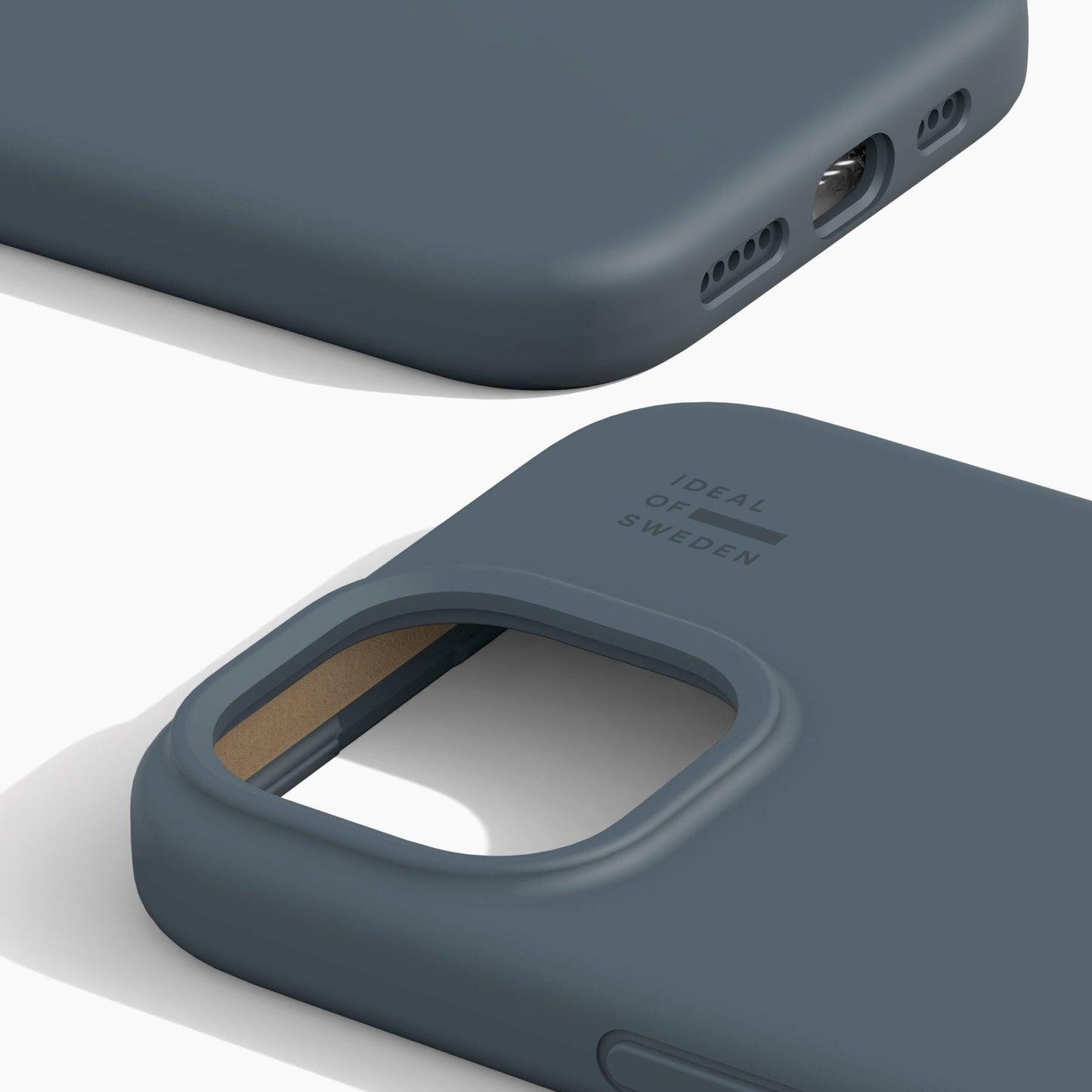 IDEAL OF SWEDEN Silicone MagSafe Cover til iPhone 13/14/15/16e Midnight Blue med logo og synlig kameraåbning.