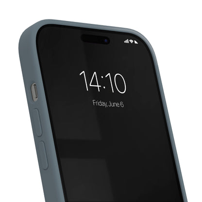 IPhone med mørk skærm 14:10, fredag 6. juni, i blå IDEAL OF SWEDEN Silicone MagSafe Case til iPhone 13/14/15/16e.