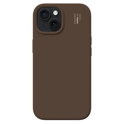 IDEAL OF SWEDEN Silicone MagSafe Cover Mocha Mousse til iPhone 13-16, mat brun, hvidt logo øverst, plads til to kameralinser.
