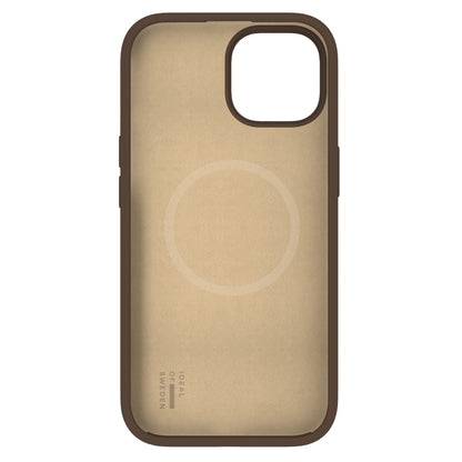 IDEAL OF SWEDEN Silicone MagSafe Cover Mocha Mousse beige/brun, centercirkel, logo nederst til venstre, til iPhone 13-16.