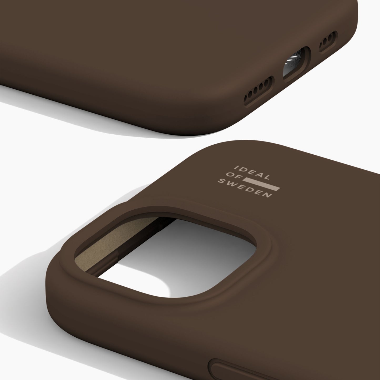 Mocha Mousse IDEAL OF SWEDEN silikon MagSafe cover til iPhone 13/14/15/16, afrundede kanter, udskæring til kamera og porte.