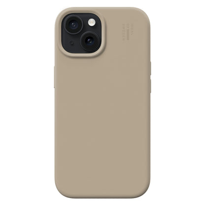 IDEAL OF SWEDEN Silicone MagSafe Cover Perfect Beige til iPhone 13/14/15/16e, glat overflade, diskret logo ved kamera, MagSafe support.