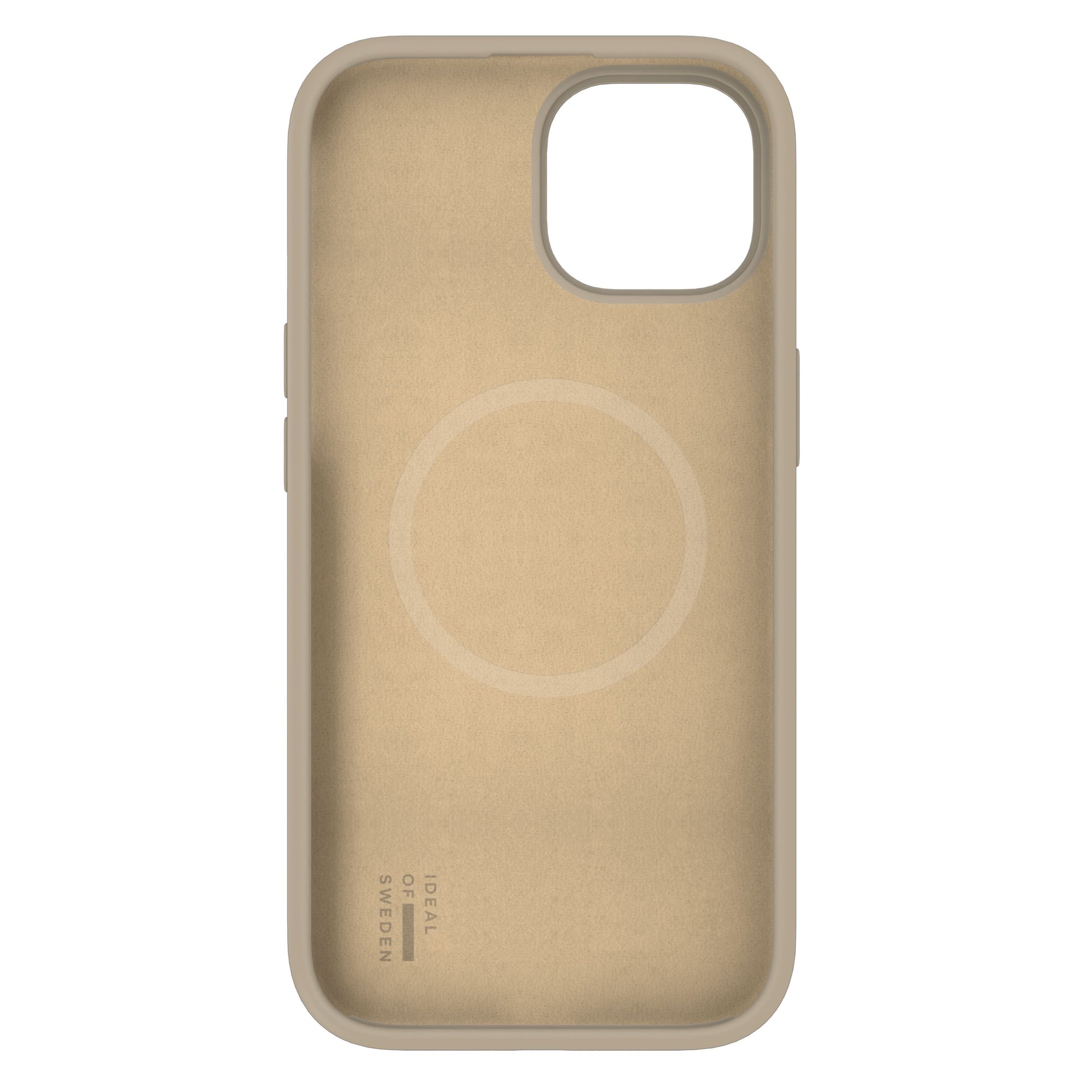 IDEAL OF SWEDEN Silicone MagSafe Cover Perfect Beige til iPhone 13-16e, afrundede kanter, stort kamerahul øverst til højre, logo nederst.