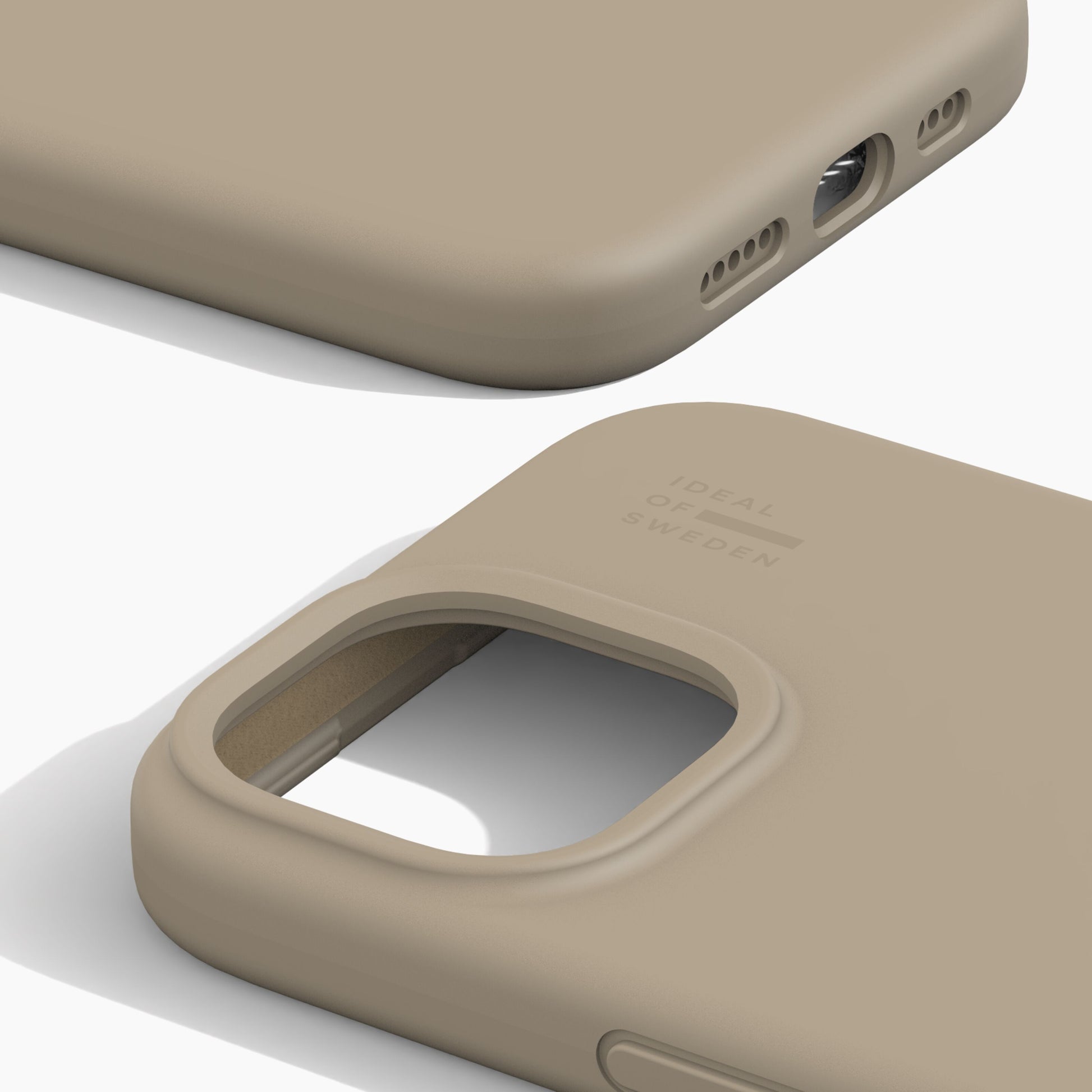 Ideal Of Sweden Silicone MagSafe Case iPhone 13-16e, Perfect Beige, med udskæring til oplader, højtaler og kamera, logo ved kamera.