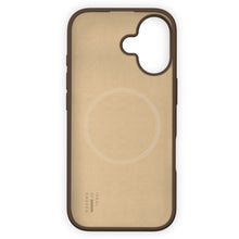 IDEAL OF SWEDEN silikone MagSafe cover til iPhone 16 beige med mørkebrune kanter, kameraudsnit og logo nederst.