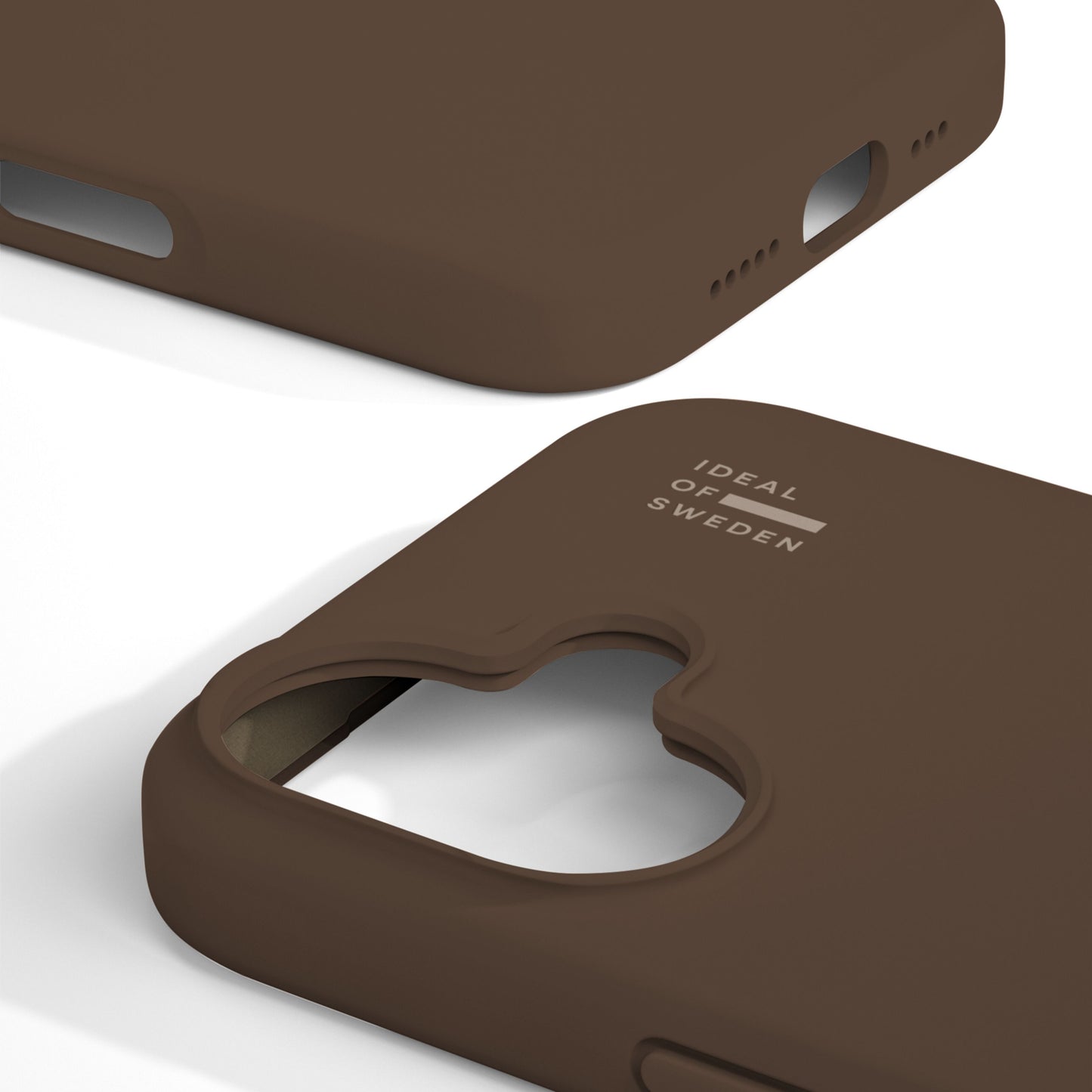 IDEAL OF SWEDEN Silikone MagSafe Cover i Mocha Mousse til iPhone 16 med præcise udskæringer og logo ved kameraet.